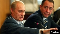 Михаил Лесин и Владимир Путин во Владивостоке в 2002 году
