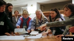 Подсчет голосов на одном из избирательных участков в Киеве