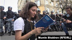 Ольга Мисик читает Конституцию России. Москва, 27 июля 2019