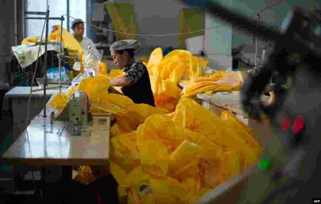 В швейной мастерской создают специальные&nbsp;защитные&nbsp;костюмы для работы&nbsp;с людьми, зараженных вирусом Эбола.&nbsp;Китай. 23 октября&nbsp;2014 