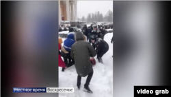 Кадр видеозаписи акции протеста 23 января 2021 года, показанной в эфире "Вести Карелия"
