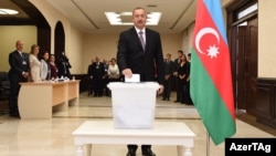 Ильхам Алиев голосует на референдуме 