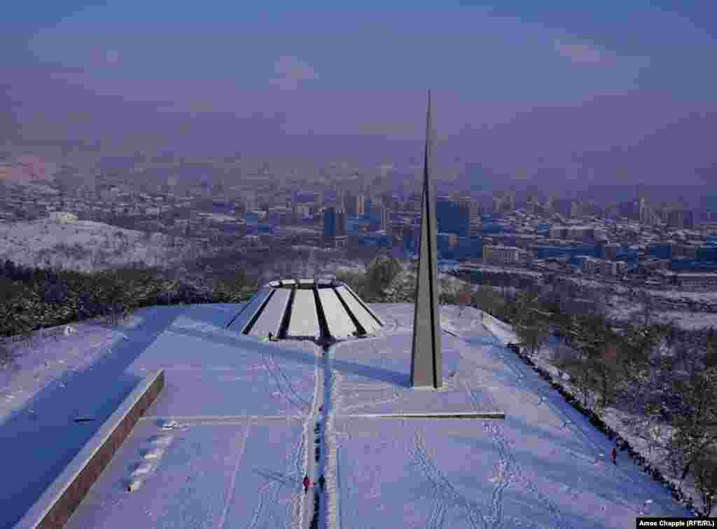 Ереван, Армения. Снег на мемориале Цицернакаберд, посвященном памяти резни армян в Османской империи в 1915 году&nbsp;
