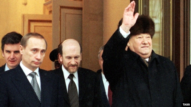 Борис Ельцин (справа) покидает Кремль после официальной церемонии передачи власти Владимиру Путину (крайний слева)