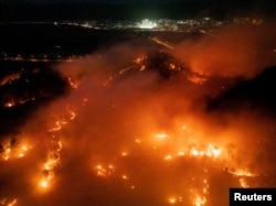 Дым и пламя от лесного пожара в Андоне, Южная Корея, 25 марта 2025 года. Фото: Yonhap via REUTERS