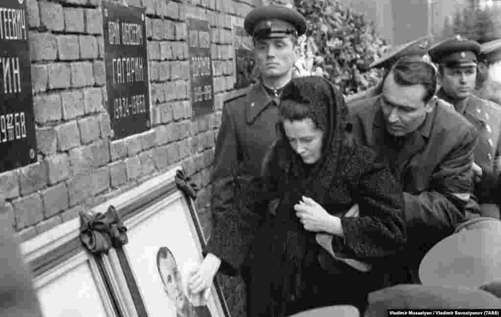 Вдова Гагарина Валентина у портрета мужа у Кремлевской стены во время похорон, 30 марта 1968 года. Юрий Гагарин и летчик-инструктор Владимир Серегин погибли в авиакатастрофе во время тренировочного полета. Доподлинно причина трагедии неизвестна