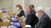 Депутаты Госдумы надели значки, отпугивающие коронавирус