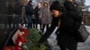 Родные погибших на "Листвяжной" несут цветы к мемориалу