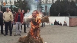 В Симферополе сожгли чучело президента Турции