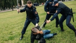 Силовики избивают Виталия Кузнечика на протестах в Витебске 6 сентября