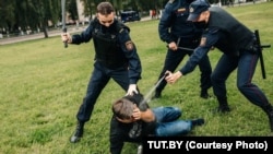 Полицейские бьют Виталия Кузнечика на акции в Витебске 6 сентября 2020 года. Фото: TUT.BY