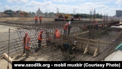 Трудовые мигранты из Узбекистана на строительной площадке в Нижнем Новгороде (Россия).