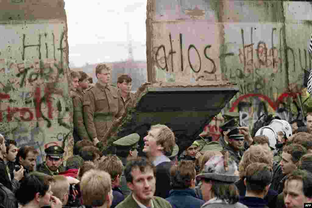Берлинская стена - одно из самых известных подобных сооружений. Ограждение длиной 155 км появилось в центре Берлина в 1961 году после обострения отношений между ГДР (под контроем СССР) и ФРГ (под руководством США, Великобритании и Франции). Нередко ее называли &quot;Позорной стеной&quot;