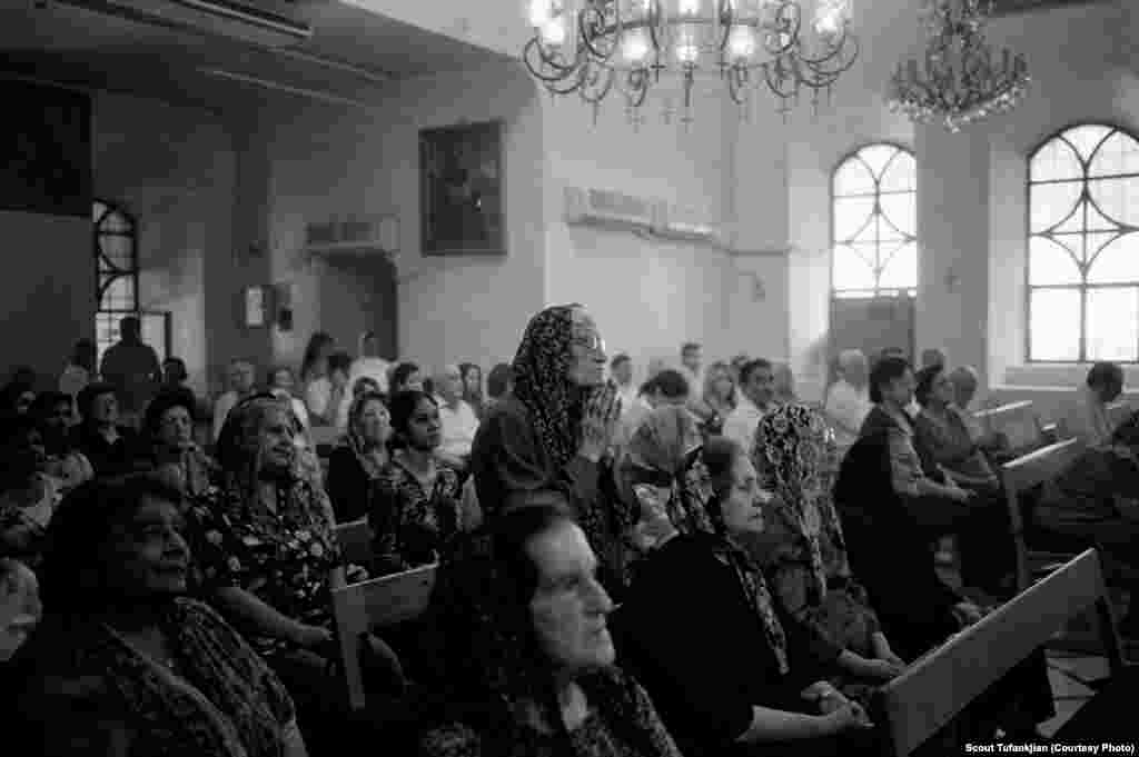 Служба в армянской церкви Сурб Саркис в Дамаске в предвоенной Сирии. Церковь продолжает служить в качестве основного места собраний для оставшихся в городе армян. &nbsp;