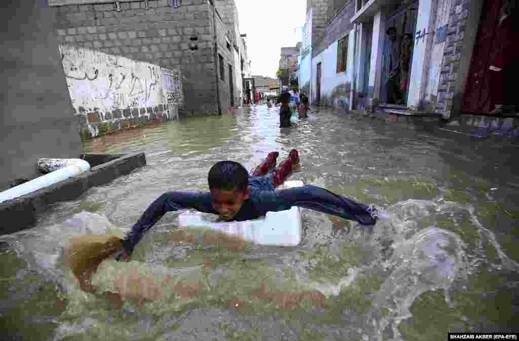 Наводнение после проливных дождей в Карачи, Пакистан, 26 июля 2020 года