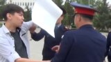 В Казахстане полицейские задержали парня, который стоял с белым листом бумаги