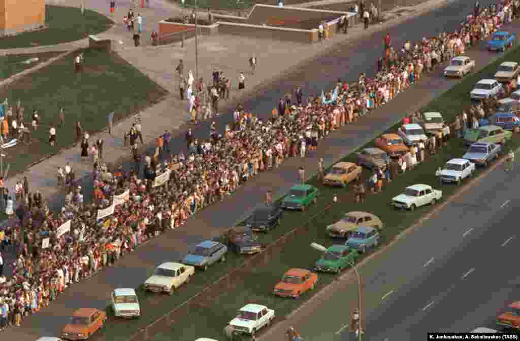Сотни тысяч жителей встали в живую цепь, протянувшуюся от башни Длинный Герман в Таллинне до башни Гедыминаса в Вильнюсе. Построению живой цепи в Вильнюсе предшествовали митинги, организованные Союзом независимости Литвы. Вильнюс, 23 августа 1989 года