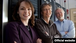 Экс-сотрудница компании Intellectual Ventures Карима Нигматулина, основатель Microsoft Билл Гейтс и Натан Мирвольд (справа)