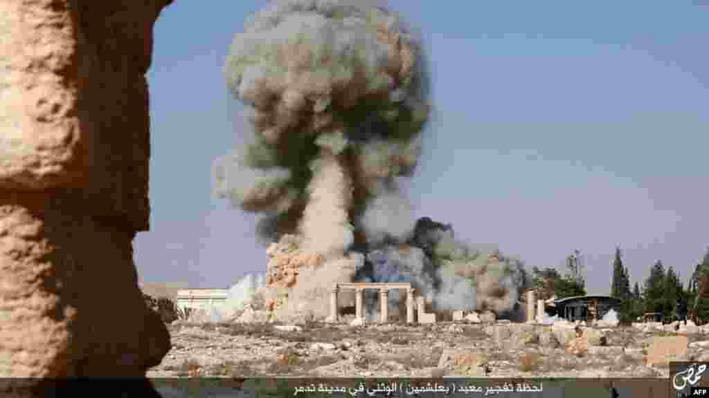 На этом кадре, снятом, вероятно, боевиками, виден дым, поднимающийся из района храма Баал-Шамин. Снимок датирован началом октября нынешнего года &nbsp;