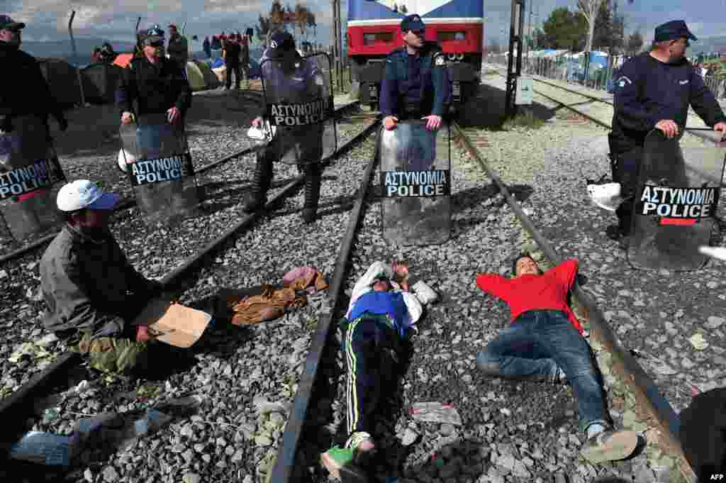 В знак протеста 3 марта беженцы перекрыли железную дорогу, тем самым заблокировав движение поездов. Также на границе регулярно проходят забастовки