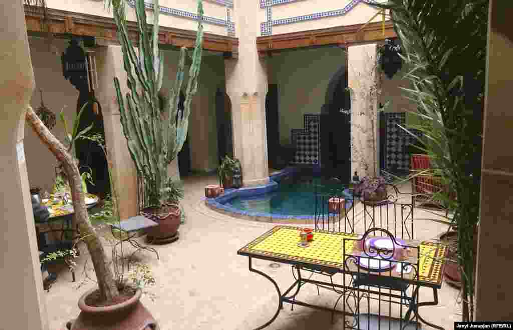 Гостевые дома в Марокко называют &quot;риад&quot;. Риады в Марракеше напоминают дома в старинном Кашгаре, где целые поколения жили под одной крышей. Это дом в два или три этажа, с общим двориком под открытым небом, а вдоль коридоров располагаются отдельные комнаты