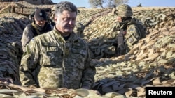 Президент Украины Петр Порошенко на оборонительной позиции в Донецкой области, 10 октября 2014 г.