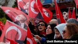 Протестующие в Стамбуле с плакатами в поддержку Экрема Имамоглу