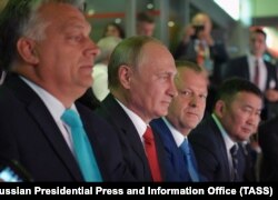 Слева направо: Виктор Орбан, Владимир Путин, Мариус Визер