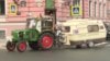 Без колеса и с замечанием от полиции: как 81-летний немец на тракторе ехал по России