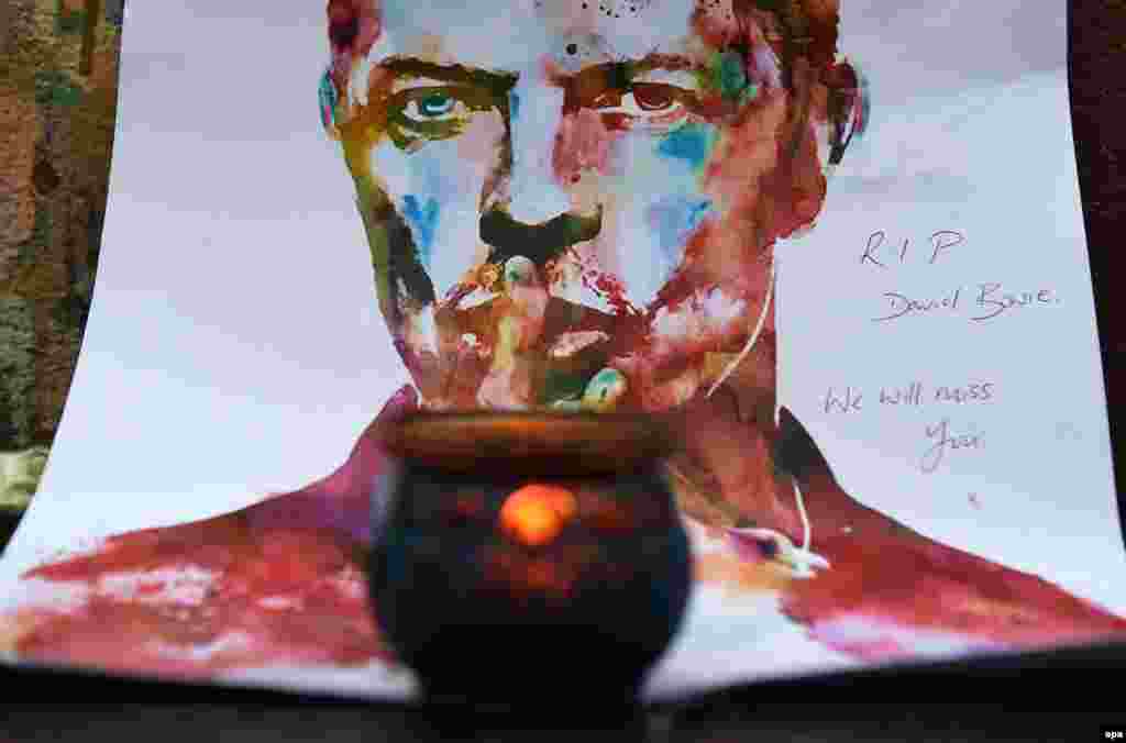 Свеча у портрета Дэвида Боуи в Брикстоне, где музыкант родился в 1947 году