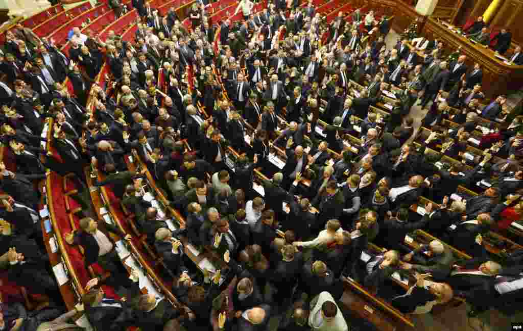 16 января. Верховная Рада принимает закон, запрещающий протесты, что, в свою очередь, привело к новой волне возмущения