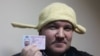 ГАИ Москвы проверяет, были ли выданы права человеку с дуршлагом на голове 