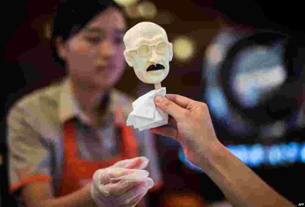 В честь 70-й годовщины в Китае запустили производство мороженого в форме головы японского военного преступника - Хидэки Тодзио. В 1945 году его казнили через повешание, а уже в 2015 у всех китайцев есть возможность собственноручно восстановить справедливость и &quot;откусить&quot; ему голову