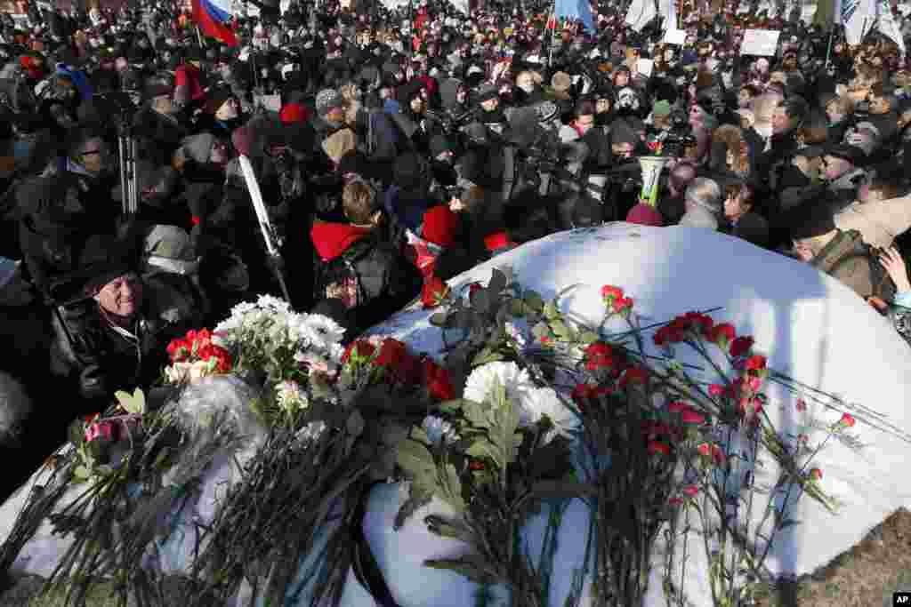 Памятная акция у Соловецкого камня в Санкт-Петербурге. Во время шествия полиция задержала как минимум шестерых человек