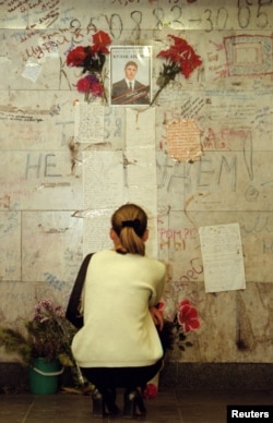 Девушка у стены с портретом жертвы давки на Немиге