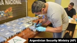Момент подмены кокаина мукой, фото полиции Аргентины
