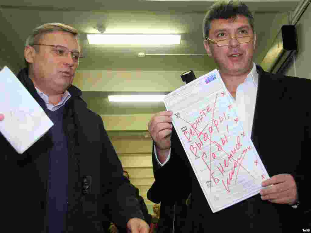 Борис Немцов с Михаилом Касьяновым перед &quot;Маршем за честные выборы&quot;. Декабрь 2011 года
