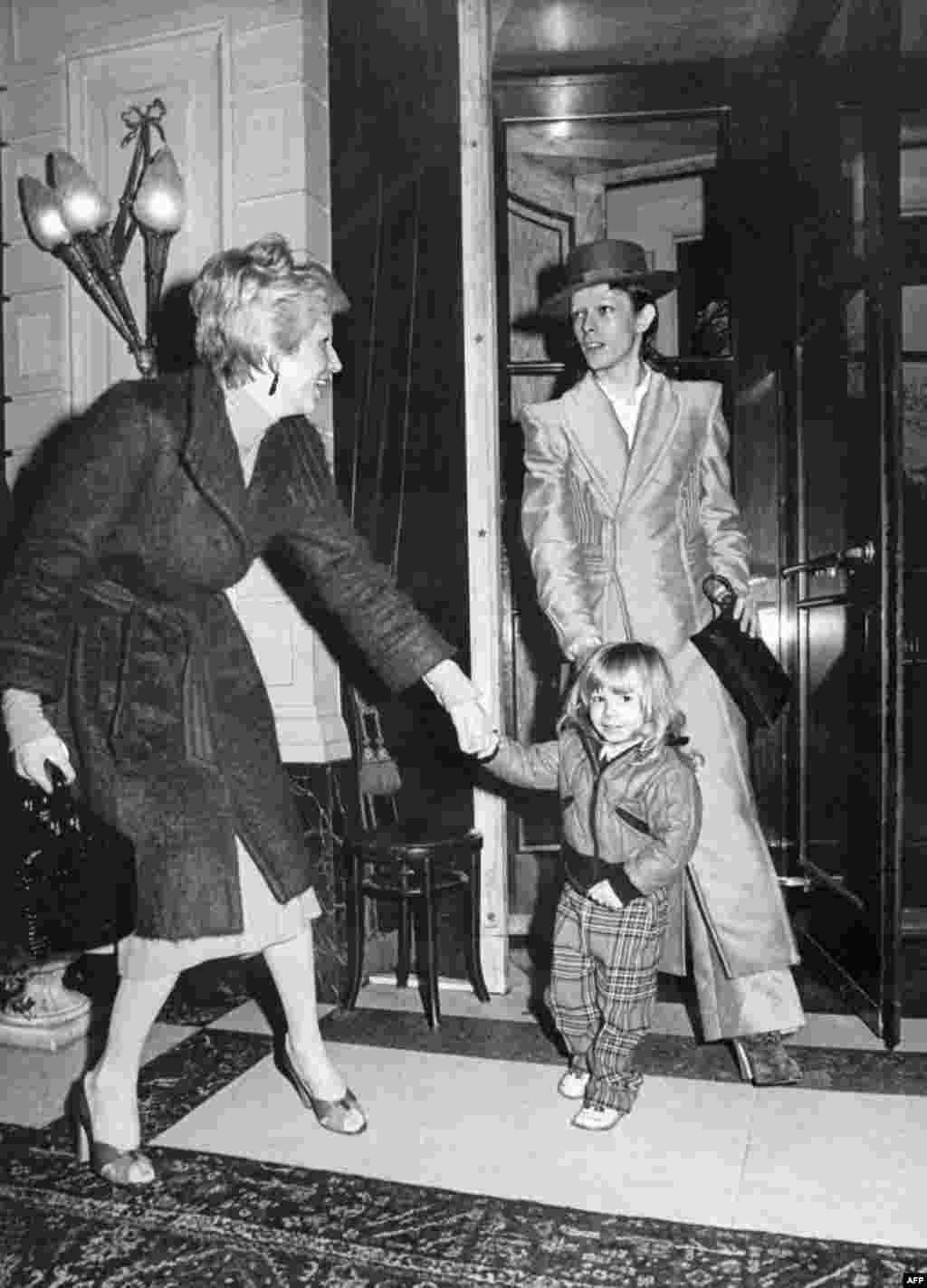 Февраль 1974 года, Боуи, его жена Анджела и их сын Зоуи в Амстердаме после вручения Дэвиду премии за его альбом The Rise and Fall of Ziggy Stardust and the Spiders From Mars