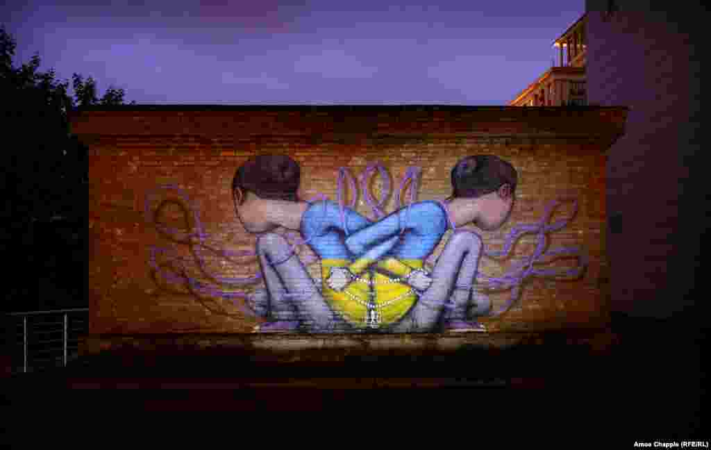 Этот рисунок украшает одну из тихих улочек, находящихся за Майданом, площадью Независимости, где во время протестов 2014 года погибли десятки людей. Автор &ndash; французский художник Seth Globepainter