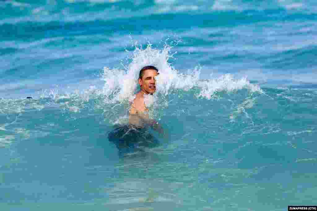 Обама плавает в Канеохе Бей на Гавайях, 1 января 2012 года. Барак Обама &ndash; единственный президент США, родившийся на Гавайях, за пределами 48 континентальных штатов.
