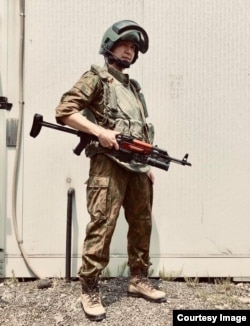 Японец Хаяо Сато в форме спецназа ФСБ образца конца 90-х годов с копией автомата Калашникова с подствольным гранатометом
