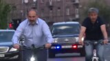 Премьер Армении едет на велосипеде по городу, а за ним едет кортеж