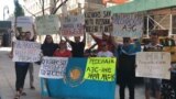 "Нет российским военным базам". Казахстанцы протестуют против России в Нью-Йорке