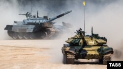 Экипажи танков Т-72 на соревнованиях "Танковый биатлон" в рамках Армейских международных игр-2016 на полигоне Алабино, 2 августа 2016 