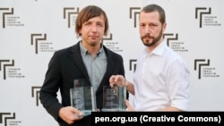 Фотографы Мстислав Чернов (справа) и Евгений Малолетка – лауреаты Премии имени Георгия Гонгадзе. Фото сделано в Киеве в мае 2022 года