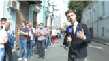 "По Минску люди больше катаются в автозаках, чем в своих машинах". Что говорят белорусы, голосующие в посольстве в Москве