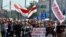 Снимают обувь, прежде чем встать на лавочку. Как протестуют белорусы