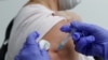 В России началась массовая вакцинация от COVID-19. Как это выглядит
