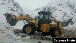 Техника расчищает дорогу в Варзобе после схода лавины 