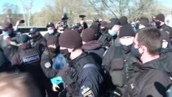 Нарушители карантина на спортплощадке: конфликт в киевском Гидропарке